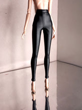 Load image into Gallery viewer, High-waisted skinny pants in faux leather
