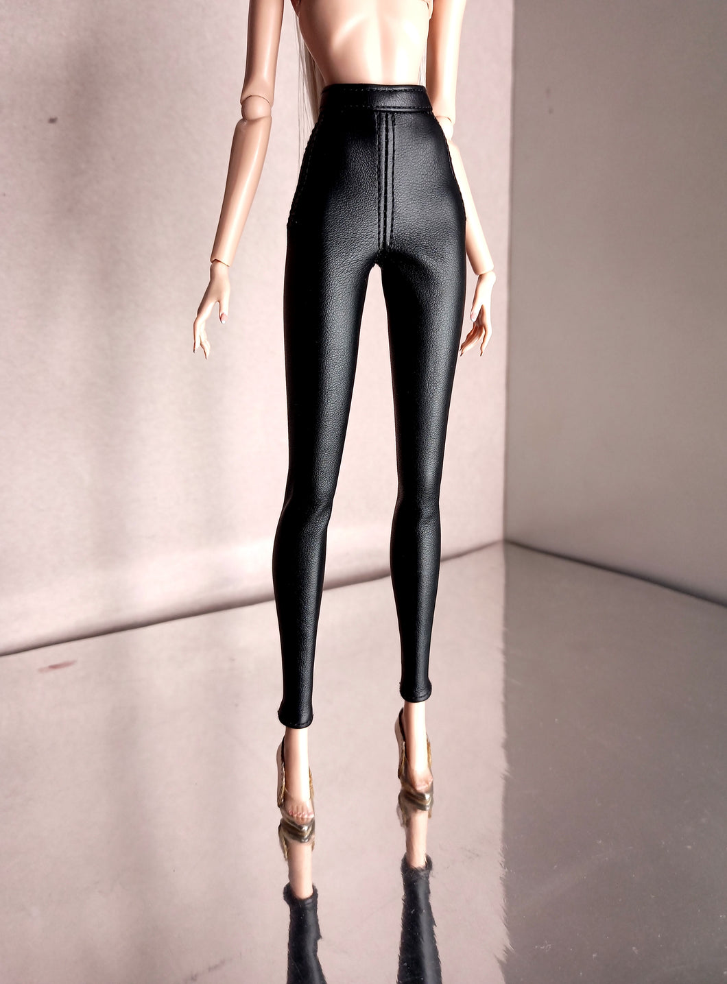 High-waisted skinny pants in faux leather